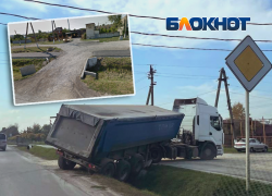 В Крымске на улице Луначарского большегруз не вписался в поворот и застрял в ливневке В Крымске на улице Луначарского большегруз не вписался в поворот и застрял в ливневке
