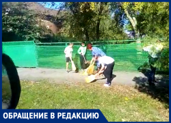 На улице конец октября, а школьники в шортах и футболках убирают тротуар На улице конец октября, а школьники в шортах и футболках убирают тротуар