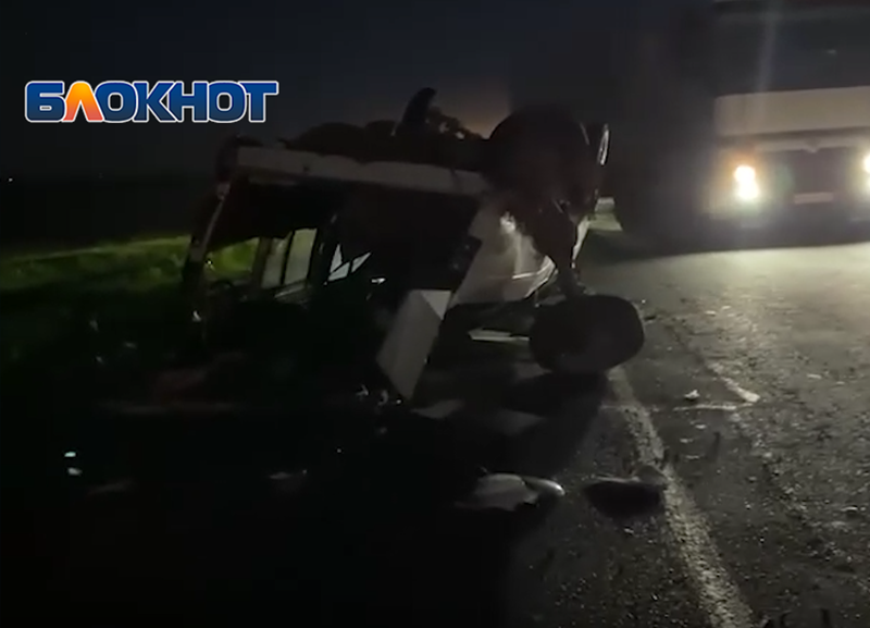 В Славянском районе микроавтобус врезался в легковушку и перевернулся В Славянском районе микроавтобус врезался в легковушку и перевернулся