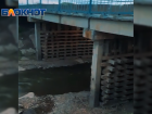 Железобетонный мост на границе Абинского и Северского районов держится на деревянных брусках
