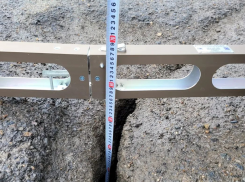 Сотрудники ГИБДД  измерили ямы на трассе  Краснодар - Верхнебаканский