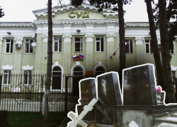 В Крымске женщина после смерти близкого разгромила ритуальное агентство 