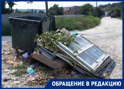 Жительница Крымска пожаловалась на переполненные строительным мусором контейнеры