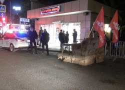 В Сочи сотрудники полиции остановили разъезжающий по городу диван на колесах 