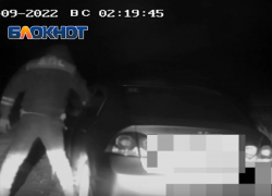 Чтобы вытащить пьяного водителя из машины, сотруднику абинской полиции пришлось разбить стекло