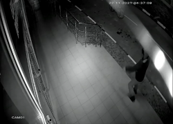 В Славянске-на-Кубани ночью мужчина разбил витрины в кофейне
