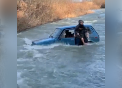 В Крымске водитель Нивы попытался покорить реку Адагум