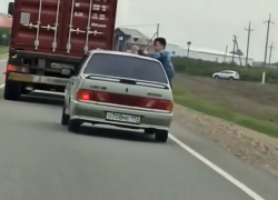 На трассе Крымск - Славянск-на-Кубани подростки высовывались из окон автомобиля и открывали двери 