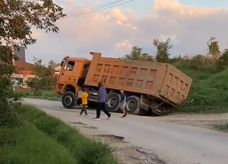 В Крымске грузовик не вписался в поворот