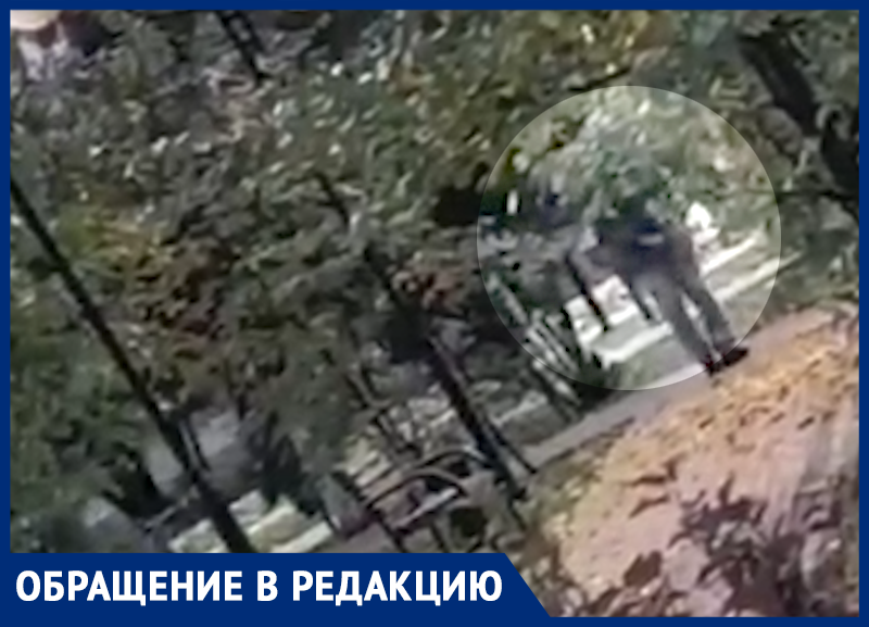 В Крымске в парке возле школы мужчина наблюдает за девочками и занимается самоудовлетворением