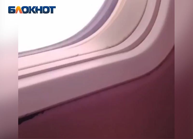 Появилось видео из салона самолета, в который попала  молния