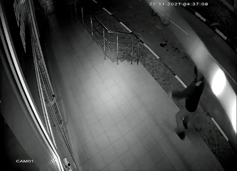 В Славянске-на-Кубани ночью мужчина разбил витрины в кофейне